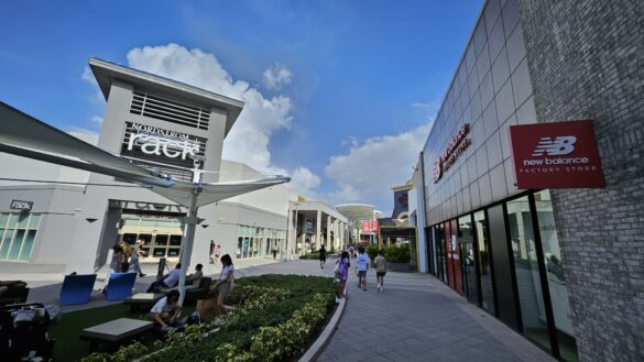 Vista panorámica del área de outlets de Sawgrass Mills, uno de los centros comerciales más grandes de Estados Unidos.